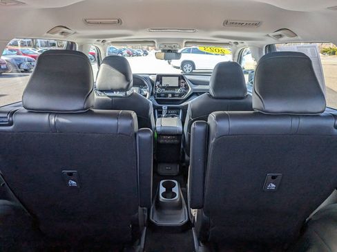 Used 2023 Toyota Highlander XLE image 14