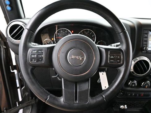 Used 2017 Jeep Wrangler Unlimited Rubicon w/ Connectivity Group AWD/4WD image 14