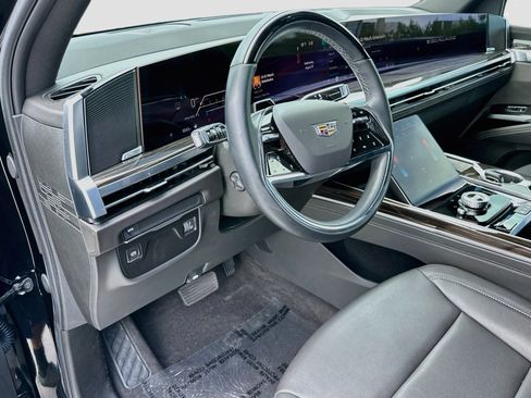 Used 2025 Cadillac Escalade ESV Luxury RWD image 9
