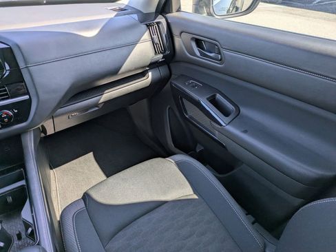 Certified 2025 Nissan Pathfinder SV image 18