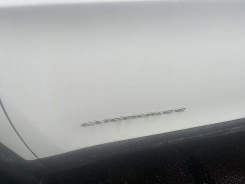 Used 2020 Jeep Cherokee Limited image 11