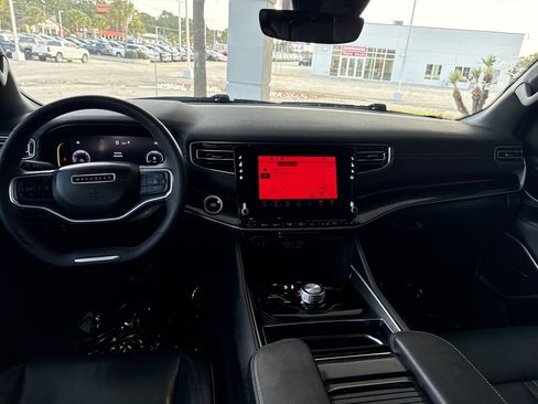 Used 2024 Jeep Wagoneer L image 27