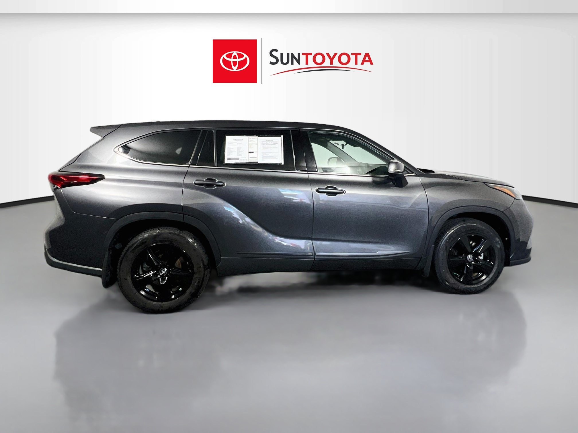 Used 2022 Toyota Highlander LE AWD/4WD image 2