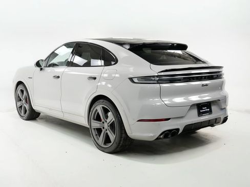Used 2025 Porsche Cayenne Turbo AWD/4WD image 3