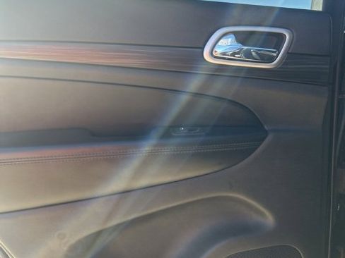 Used 2019 Jeep Grand Cherokee Laredo image 12