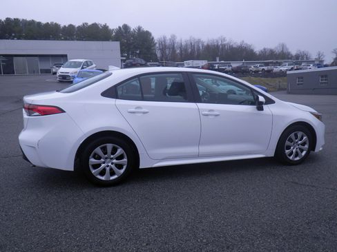 Used 2025 Toyota Corolla LE image 7