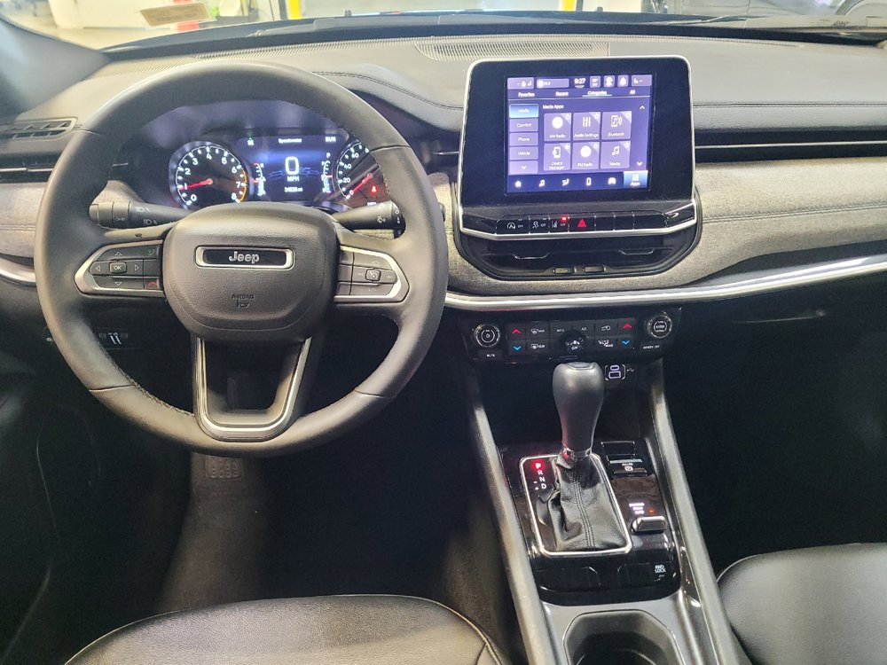 Used 2025 Jeep Compass Latitude w/ Sun & Sound Group AWD/4WD image 22