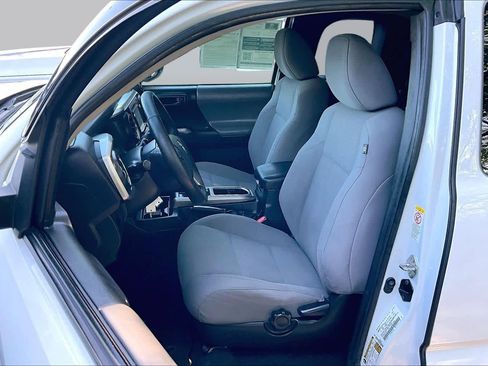 Certified 2019 Toyota Tacoma SR5 AWD/4WD image 9