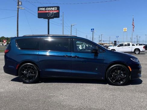 Used 2025 Chrysler Pacifica Limited FWD image 2