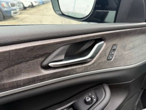 Used 2023 Jeep Grand Cherokee L Limited w/ Black Appearance Package image 23