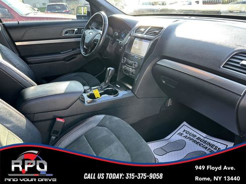 Used 2019 Ford Explorer XLT w/ Equipment Group 202A AWD/4WD image 34