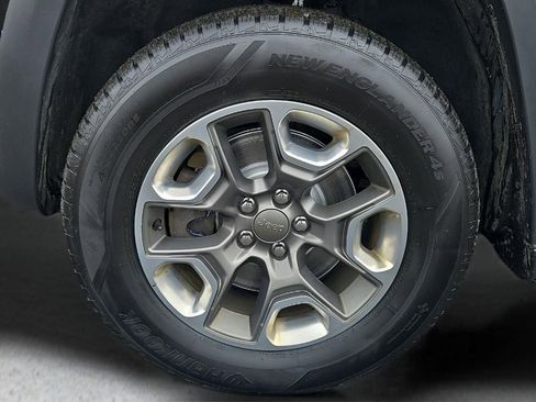 Used 2019 Jeep Cherokee Trailhawk image 8