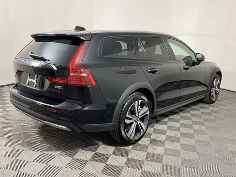 Used 2025 Volvo V60 B5 Cross Country Plus image 10