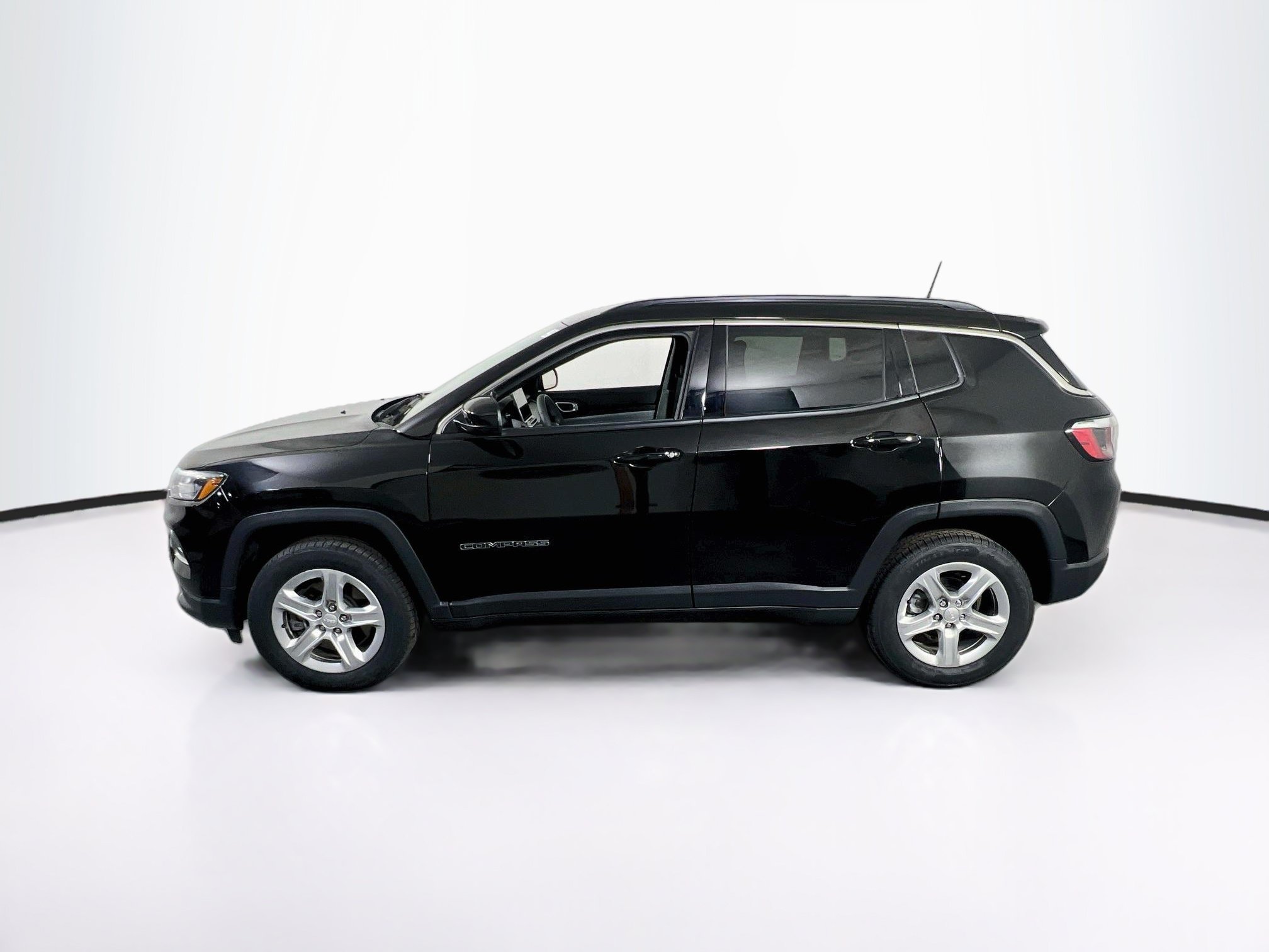 Used 2023 Jeep Compass Latitude AWD/4WD image 8