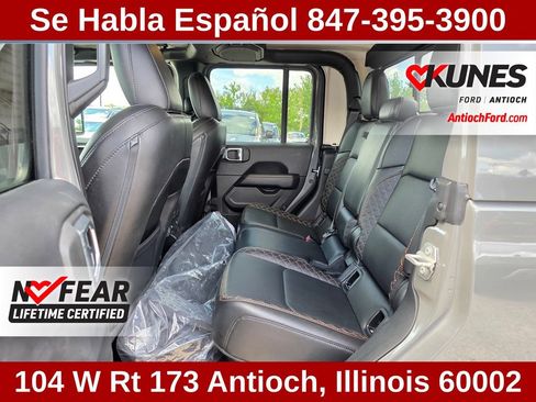 Used 2023 Jeep Gladiator Overland AWD/4WD image 29