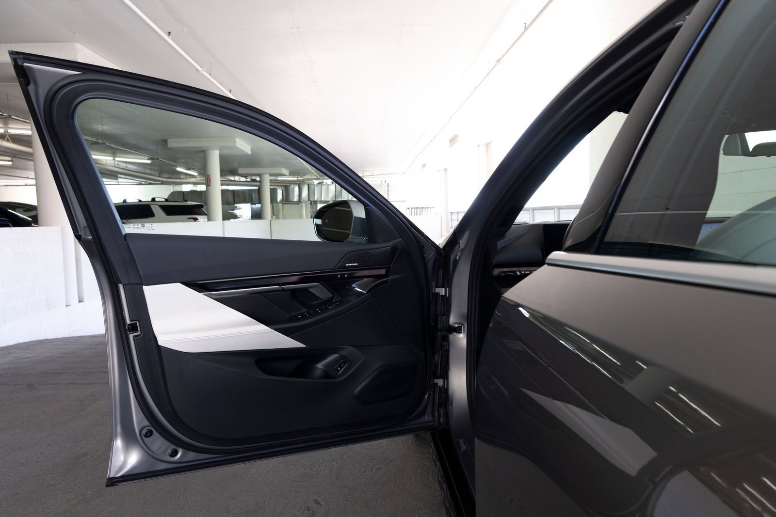 Certified 2025 BMW i5 eDrive40i w/ Premium Package RWD image 13