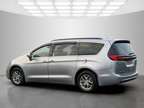Used 2021 Chrysler Pacifica Touring w/ Uconnect Theater Family Group image 3