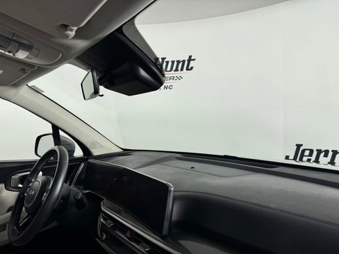 Used 2025 Kia Sorento S image 32