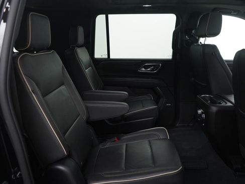 Used 2023 GMC Yukon XL SLT image 9