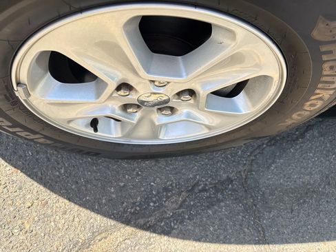 Used 2016 Jeep Grand Cherokee Laredo image 2