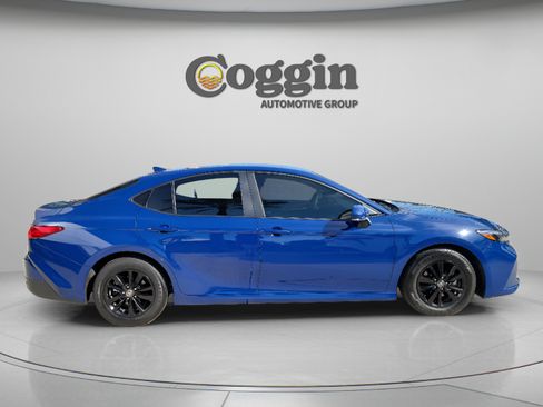 Used 2025 Toyota Camry LE FWD image 4