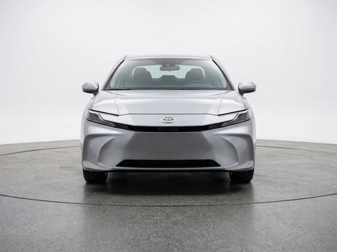 Used 2025 Toyota Camry LE image 2