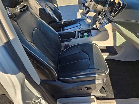 Used 2024 Chrysler Pacifica Limited image 24