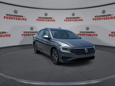Used 2019 Volkswagen Jetta SEL w/ Cold Weather Package FWD image 2
