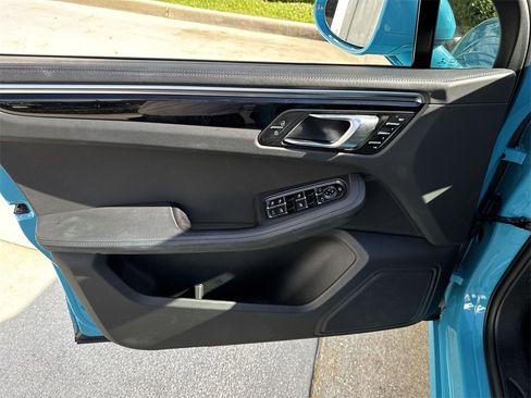 Used 2023 Porsche Macan Turbo image 40