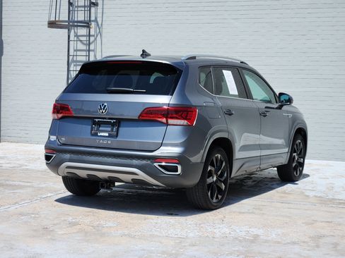 Used 2022 Volkswagen Taos SE w/ Panoramic Sunroof Package FWD image 9