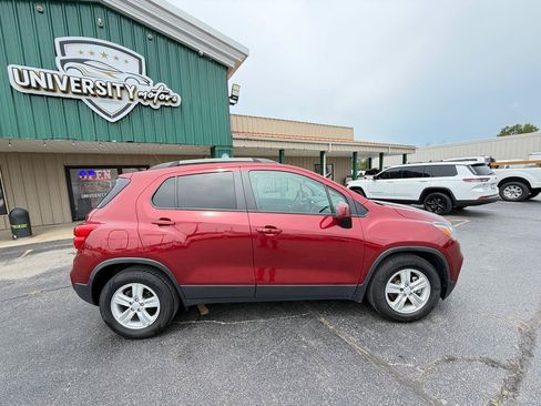 Used 2021 Chevrolet Trax LT w/ LT Convenience Package FWD image 2