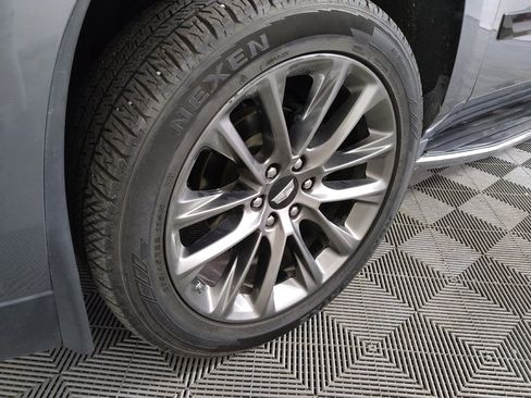 Used 2019 Cadillac Escalade ESV Premium Luxury w/ Escalade Sport Edition AWD/4WD image 31