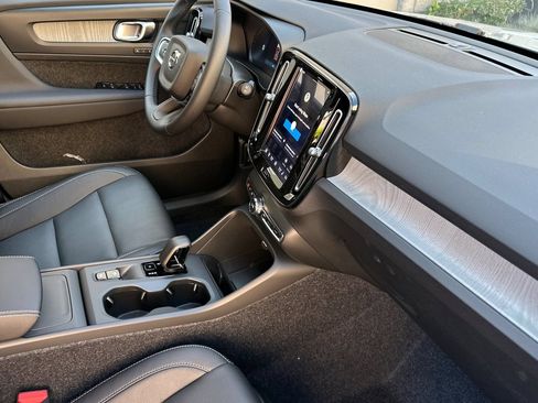 Certified 2026 Volvo XC40 B4 Core w/ Climate Package FWD image 17