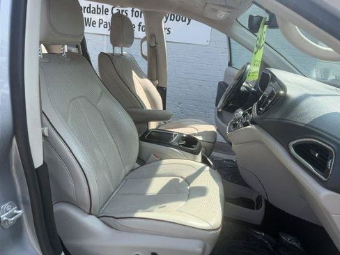 Used 2020 Chrysler Pacifica Limited FWD image 11