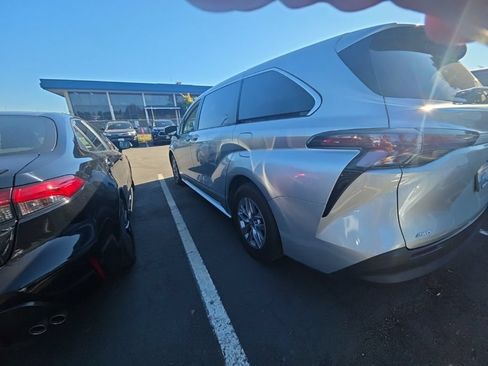 Used 2023 Toyota Sienna LE AWD/4WD image 2