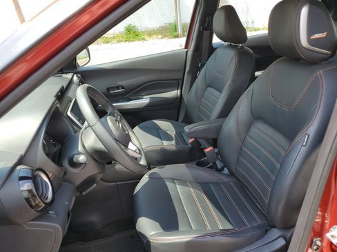 Used 2019 Nissan Kicks SR w/ SR Premium Package FWD image 5