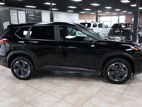 Used 2024 Nissan Rogue SV AWD/4WD image 6