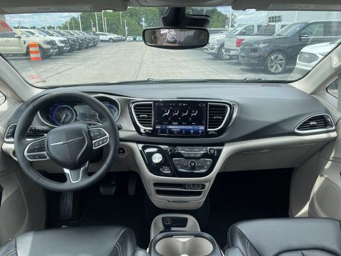 Used 2023 Chrysler Pacifica Touring-L FWD image 15