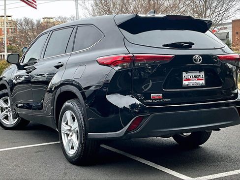 Used 2022 Toyota Highlander LE image 11