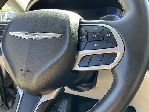 Used 2017 Chrysler Pacifica Touring-L FWD image 27