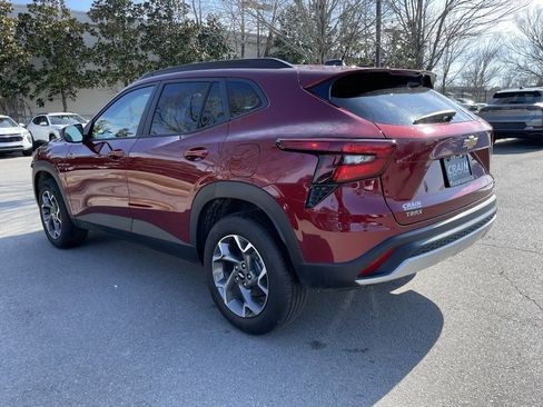 Used 2025 Chevrolet Trax LT w/ LT Convenience Package image 5