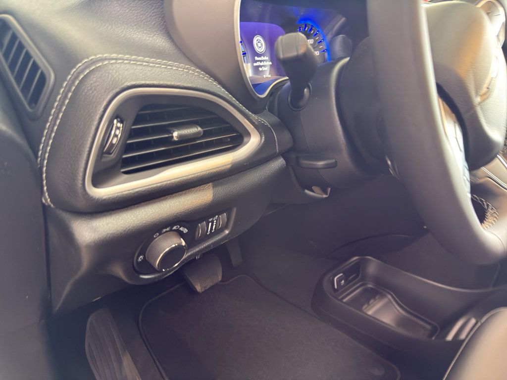 New 2027 Chrysler Pacifica Select FWD image 13