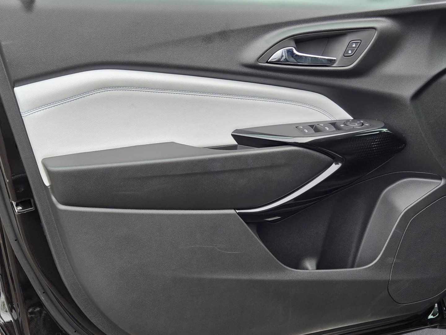 New 2026 Chevrolet Trax LT w/ LT Convenience Package FWD image 11
