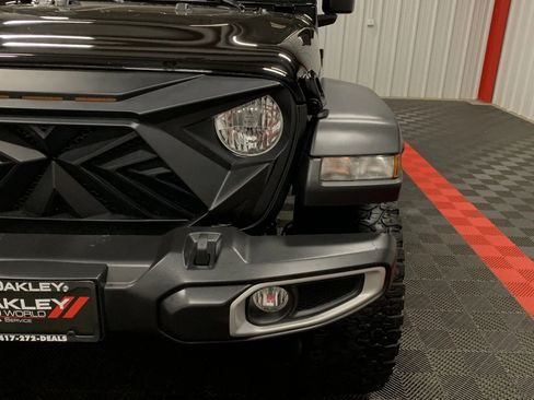 Used 2023 Jeep Gladiator Sport image 12