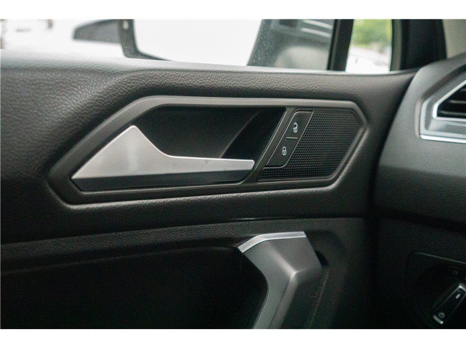 Used 2020 Volkswagen Tiguan SE w/ Panoramic Sunroof Package FWD image 15