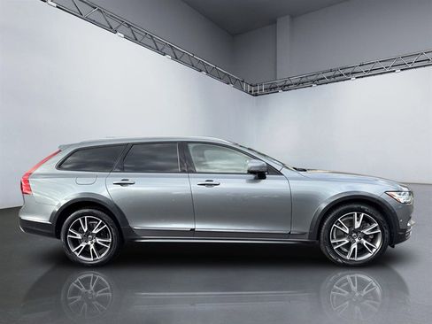 Used 2017 Volvo V90 T6 Cross Country image 3