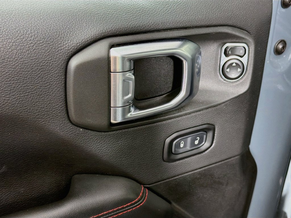 Used 2025 Jeep Wrangler Unlimited Rubicon AWD/4WD image 18