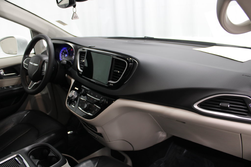 Used 2022 Chrysler Pacifica Touring-L FWD image 24