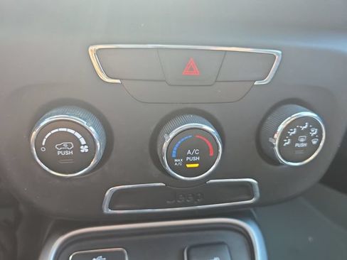 Used 2018 Jeep Compass Latitude FWD image 24