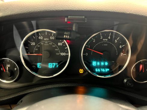 Used 2017 Jeep Wrangler Unlimited Sahara w/ Connectivity Group image 20